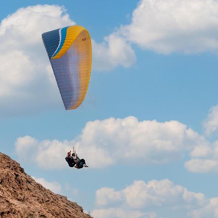 Al Badayer Retreat By Sharjah Collection Hotel Margham Exterior photo Tandem paragliding