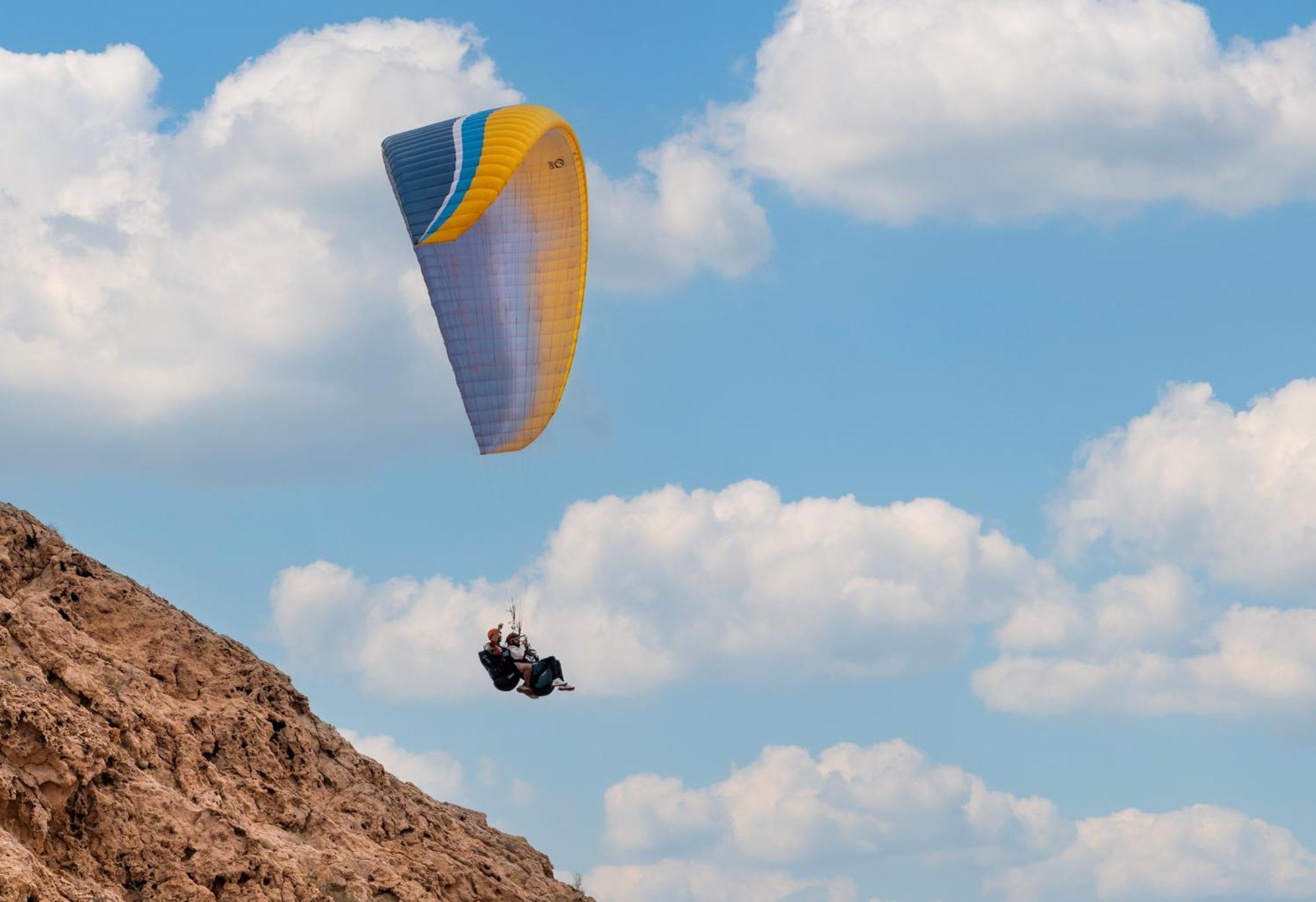 Al Badayer Retreat By Sharjah Collection Hotel Margham Exterior photo Tandem paragliding